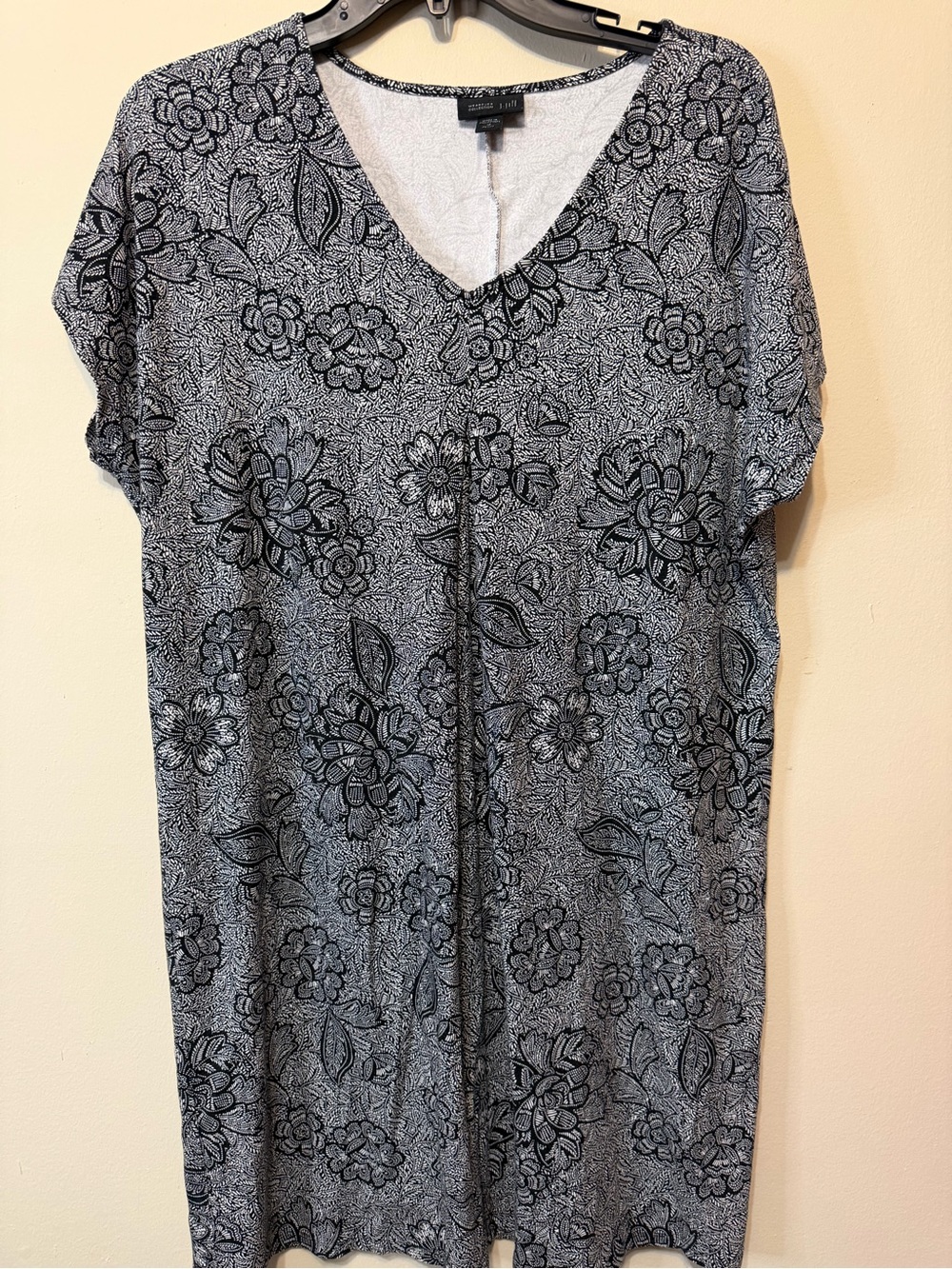 j Jill wearever Black & White Floral V-Neck Women’s dress 2448